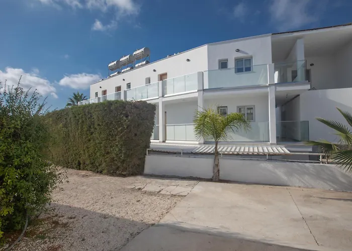  Pavlinia & Apartments